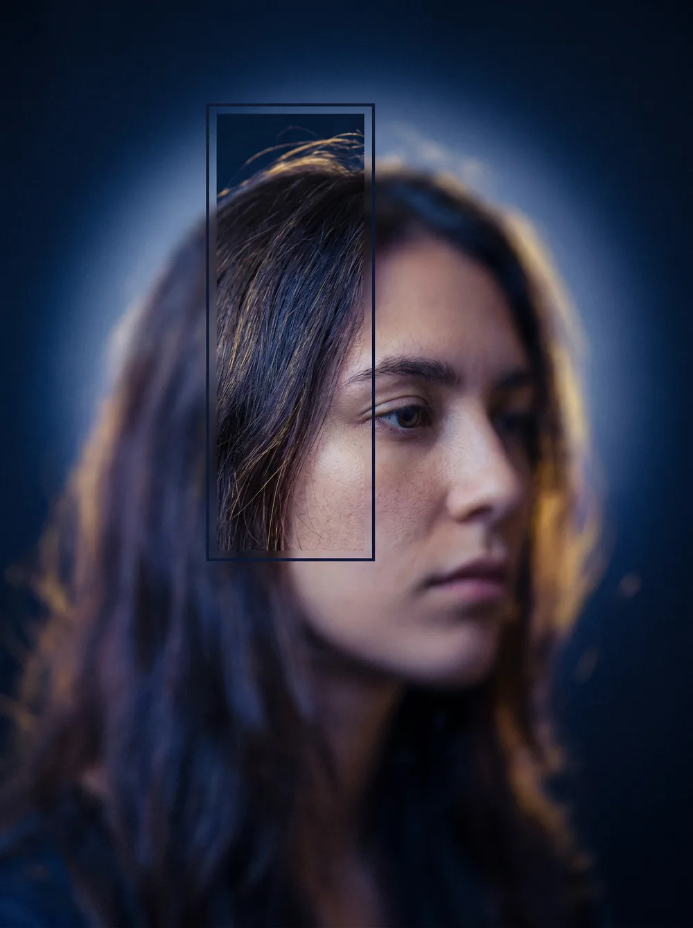 Editorial-Portrait im Profil: ein Gesicht im Unschärfe-Schleier mit einem scharfen Fenster, das den klaren Blick freigibt